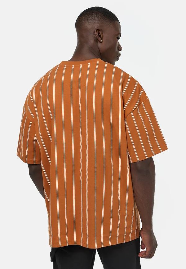 SMALL SIGNATURE BOXY PINSTRIPE TEE - Print T-shirt - cognac/white