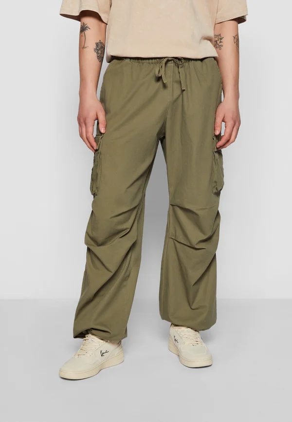 SMALL SIGNATURE WASHED PARACHUTE - Cargo trousers - dusty green
