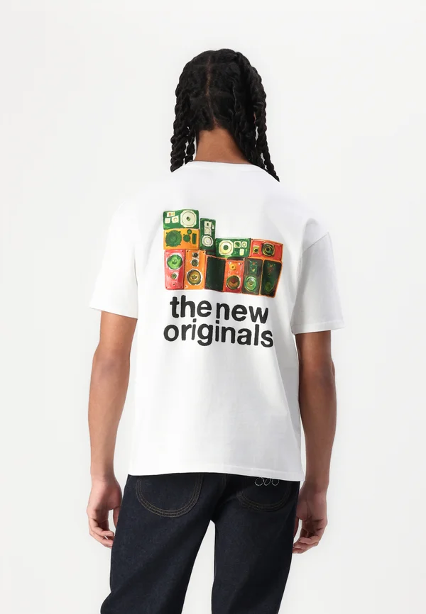 SOUND SYSTEM TEE - Print T-shirt - white alyssum