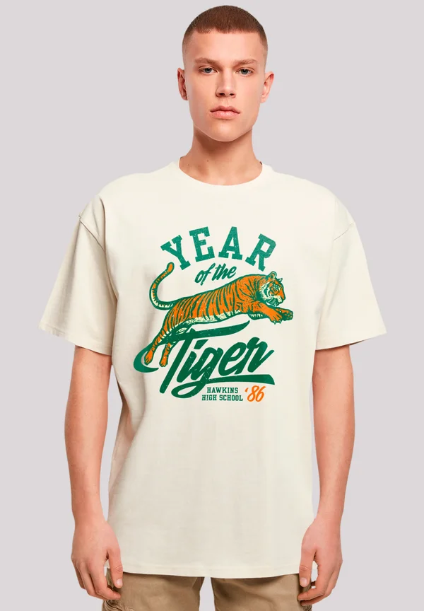 STRANGER THINGS HAWKINS YEAR OF THE TIGER 86 NETFLIX TV SERIES - Print T-shirt - sand