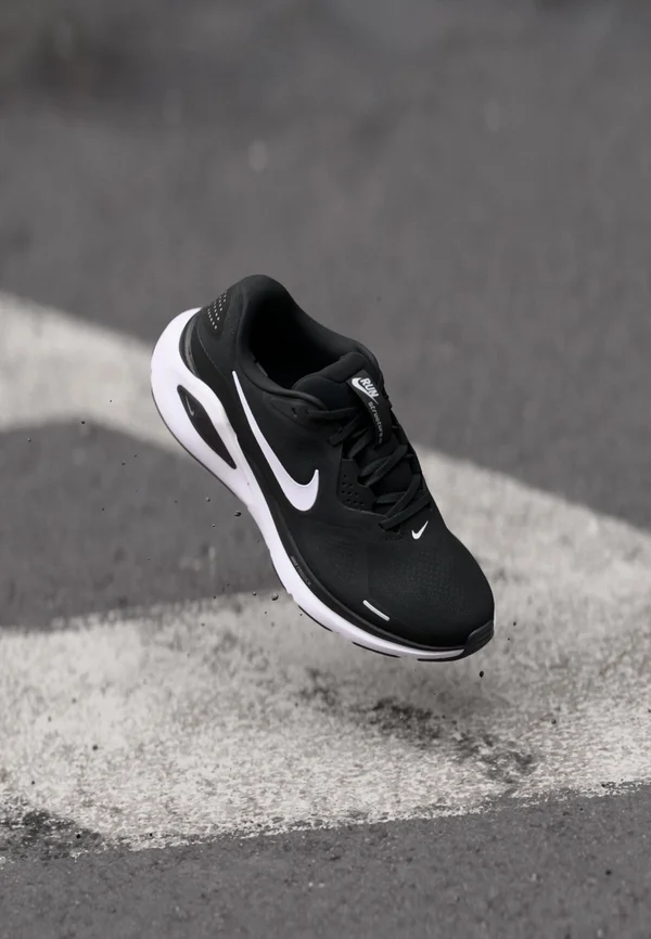 STRUCTURE 26 - Road running shoes - black/white/wolf grey/metallic silver