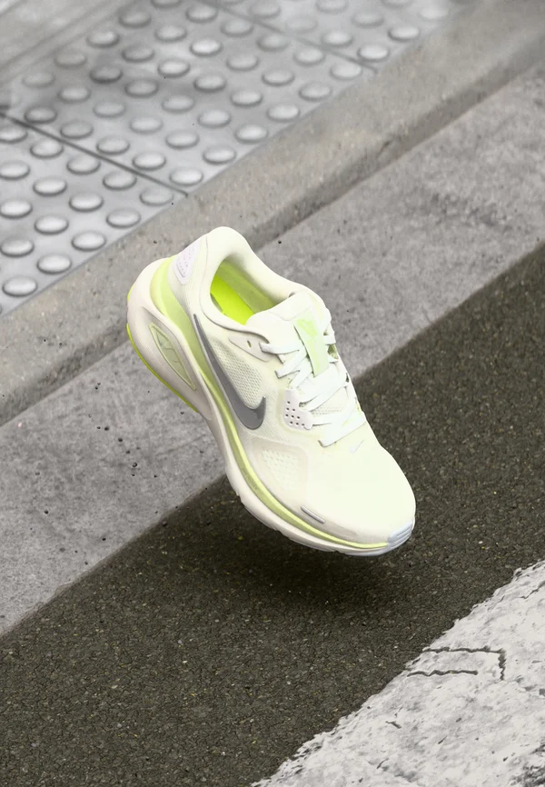 STRUCTURE 26 - Road running shoes - summit white/chrome/barely volt/sail/pure platinum/volt