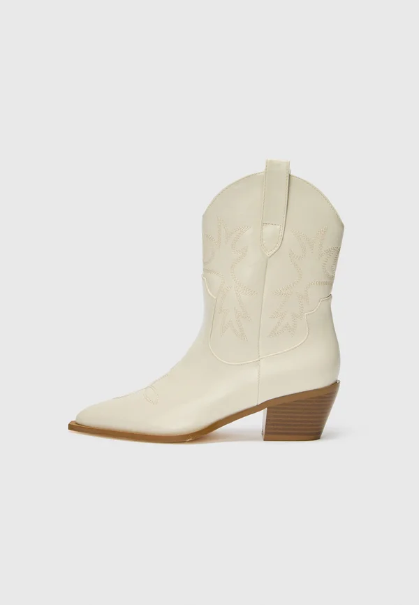 SUZANNE - Cowboy/biker ankle boot - cream