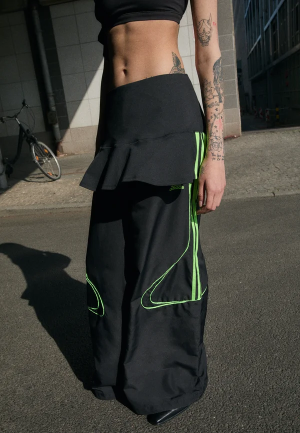 TEAMGEIST - Tracksuit bottoms - black/signal green