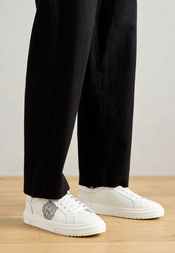 THEO SCREEN IN TIGER ICON TEXTURED AND RELIEF  - Trainers - white