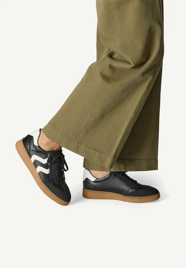 Trainers - black white