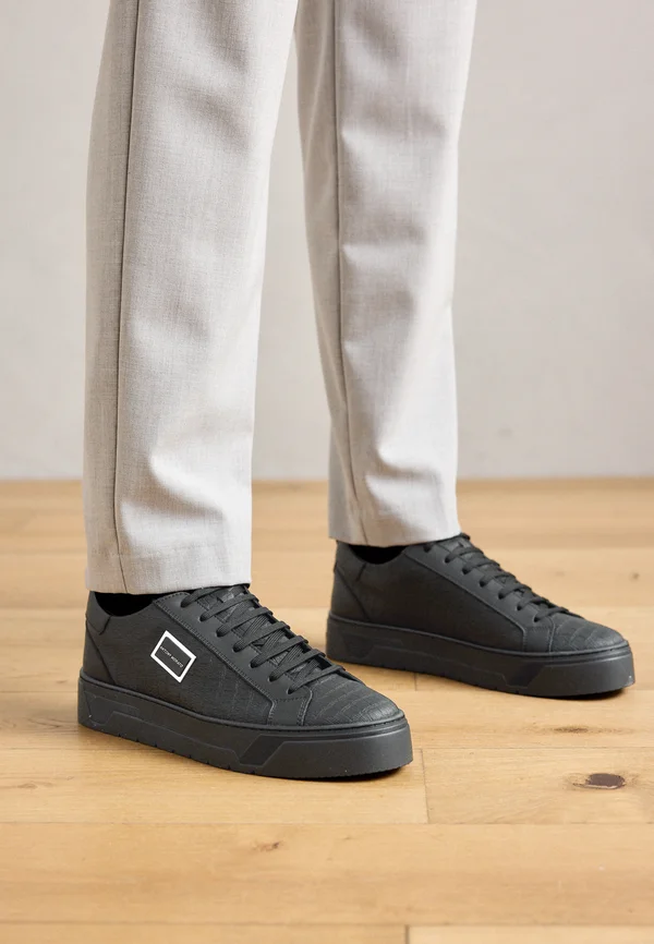 Trainers - black
