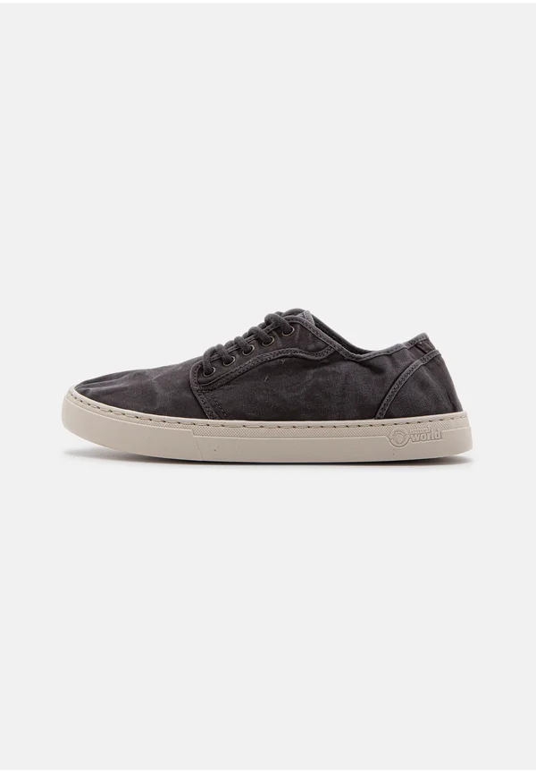 Trainers - black
