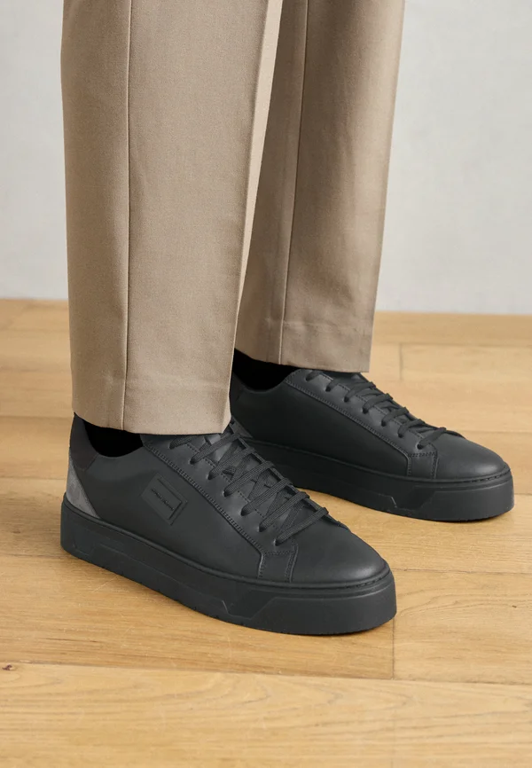 Trainers - black
