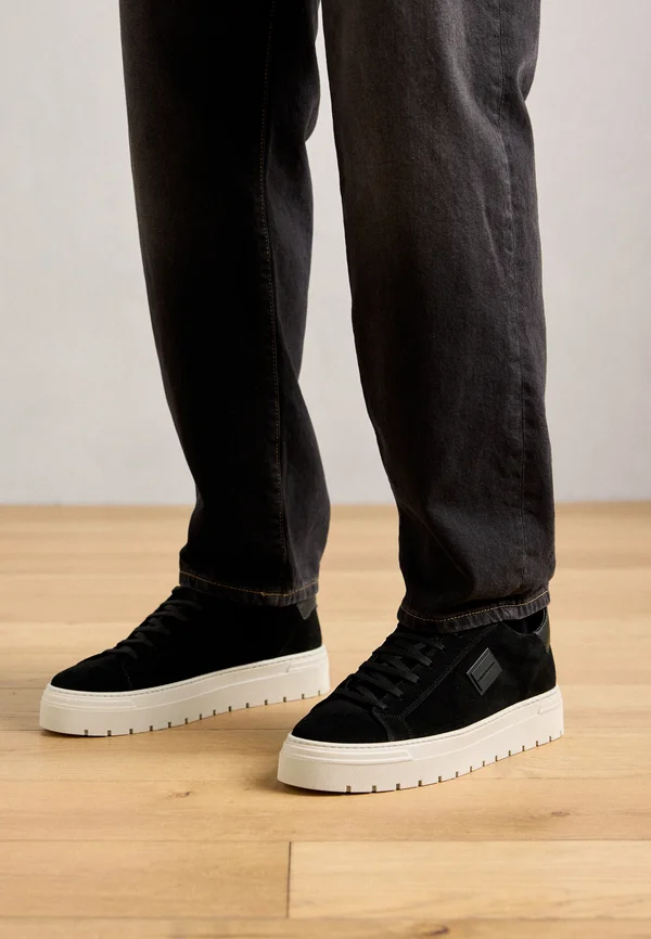 Trainers - black