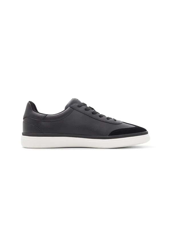 Trainers - black