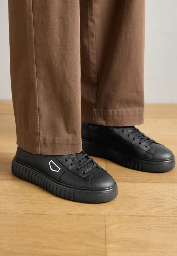 Trainers - black