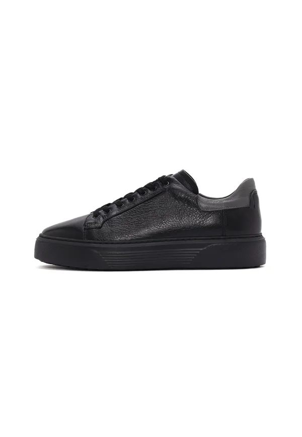 Trainers - black