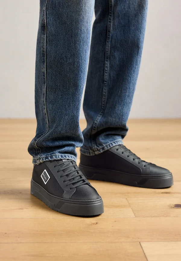Trainers - black
