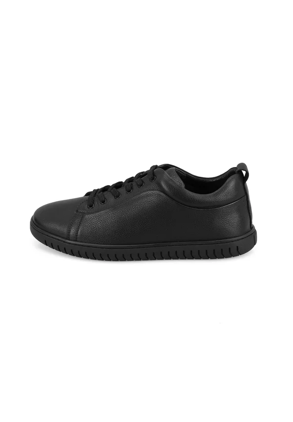 Trainers - black