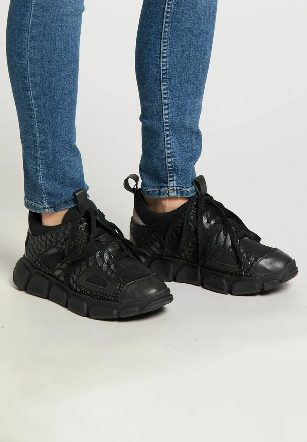 Trainers - black