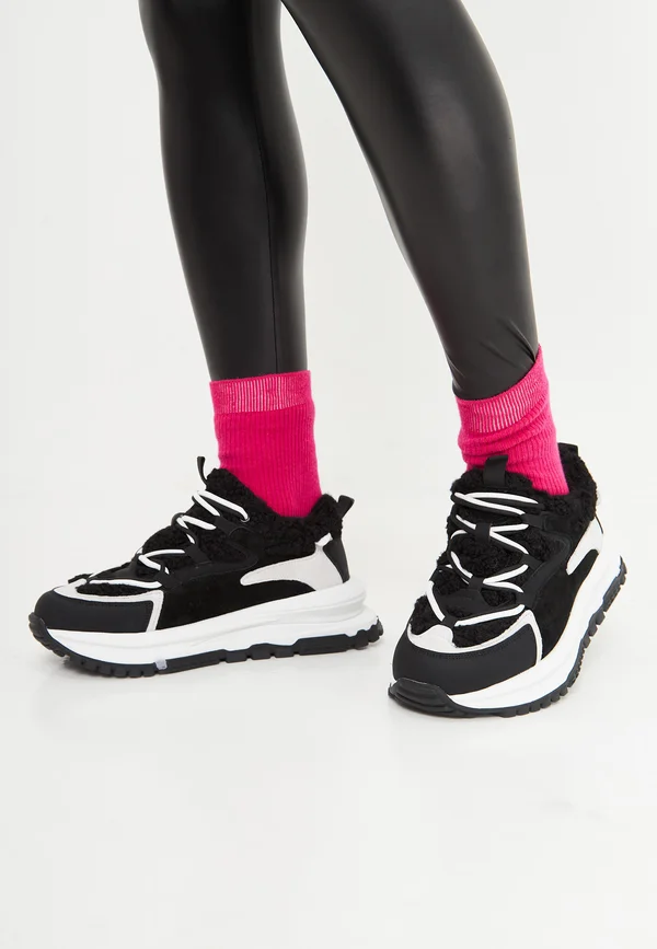 Trainers - black