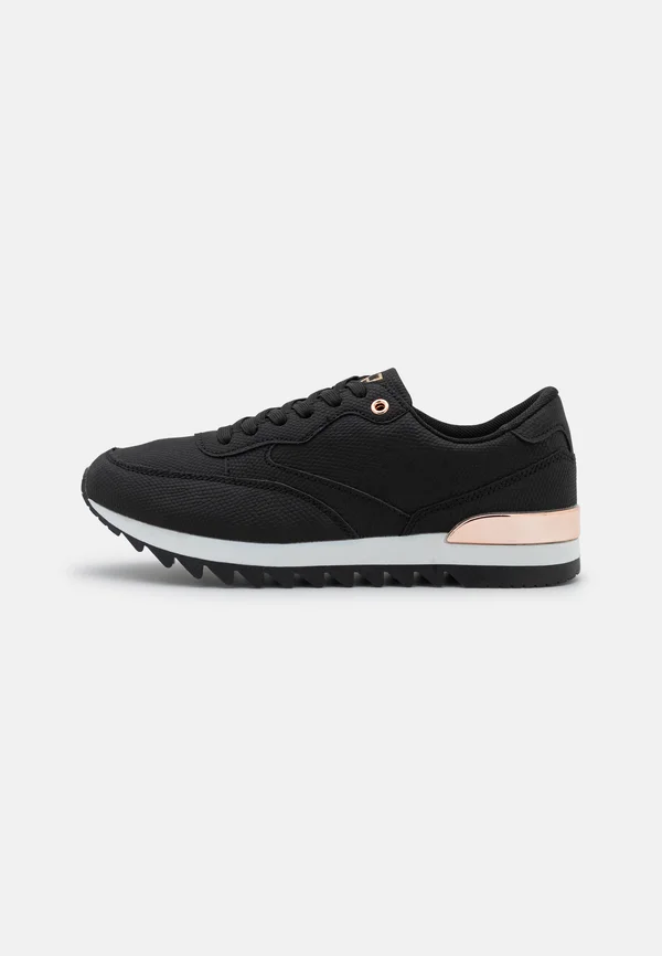 Trainers - black