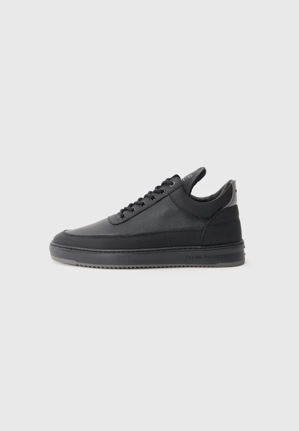 Trainers - black