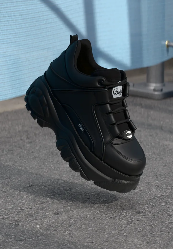 Trainers - black