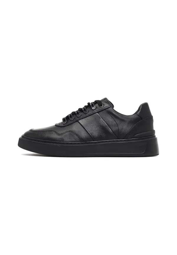Trainers - black