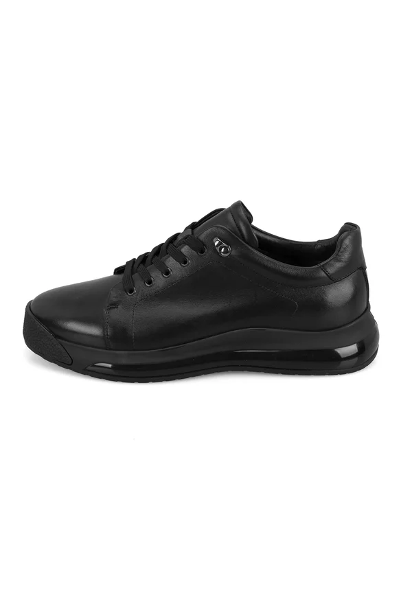 Trainers - black