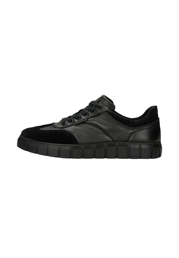 Trainers - black