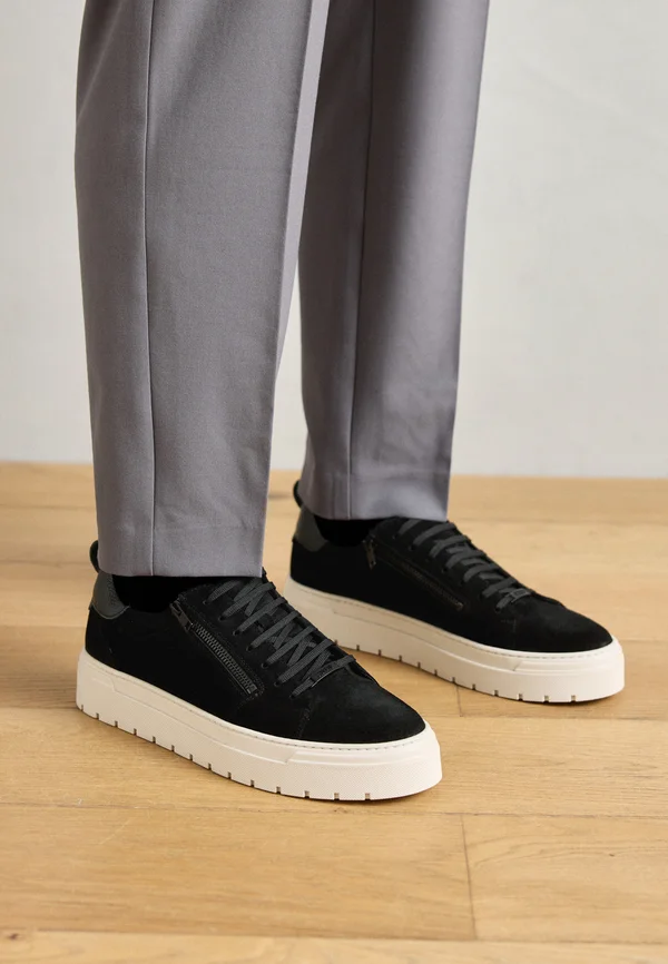 Trainers - black
