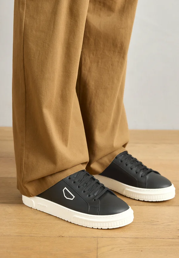 Trainers - black