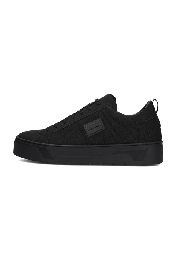 Trainers - black