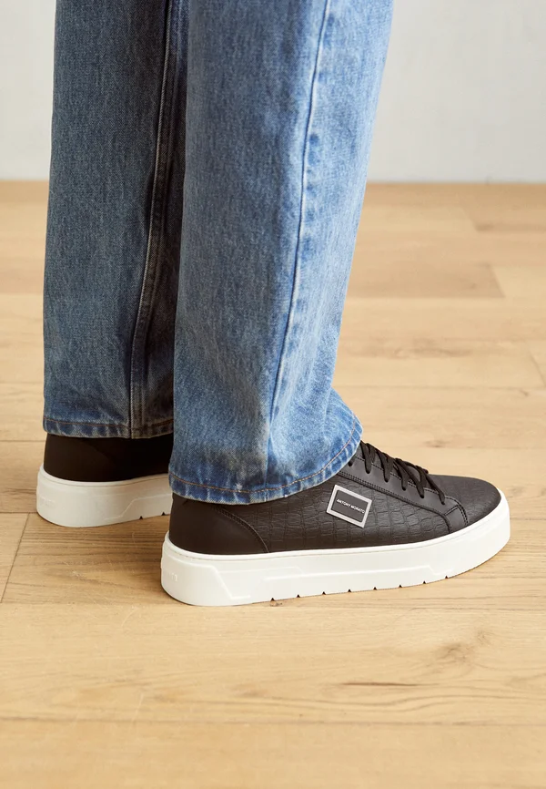 Trainers - black