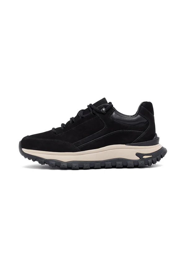 Trainers - black