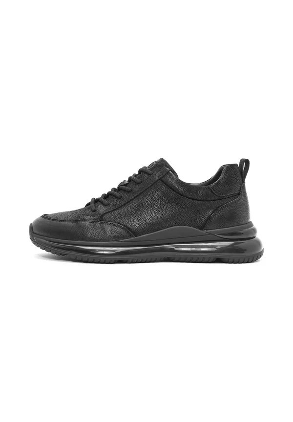 Trainers - black