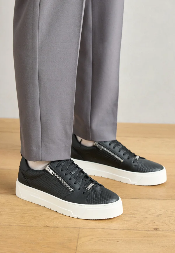 Trainers - black