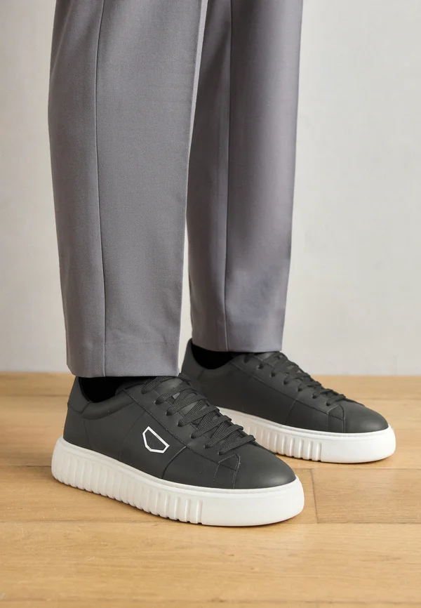 Trainers - black