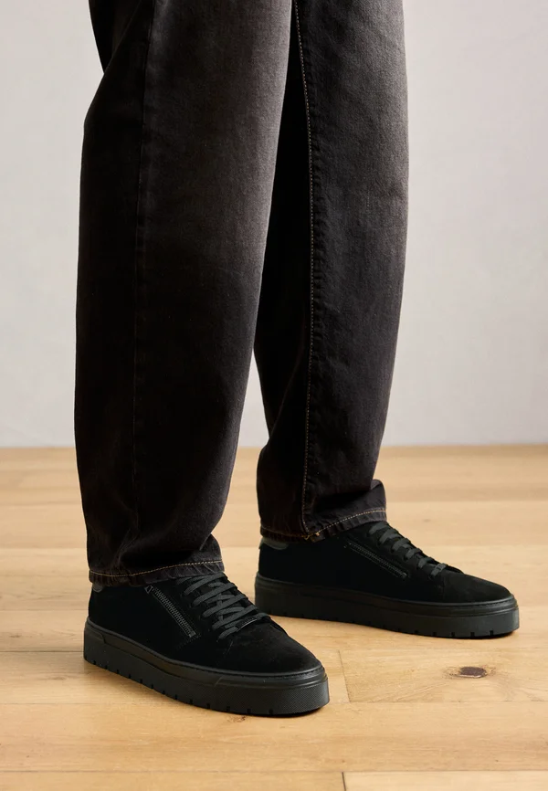 Trainers - black