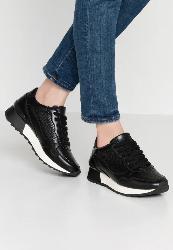 Trainers - black