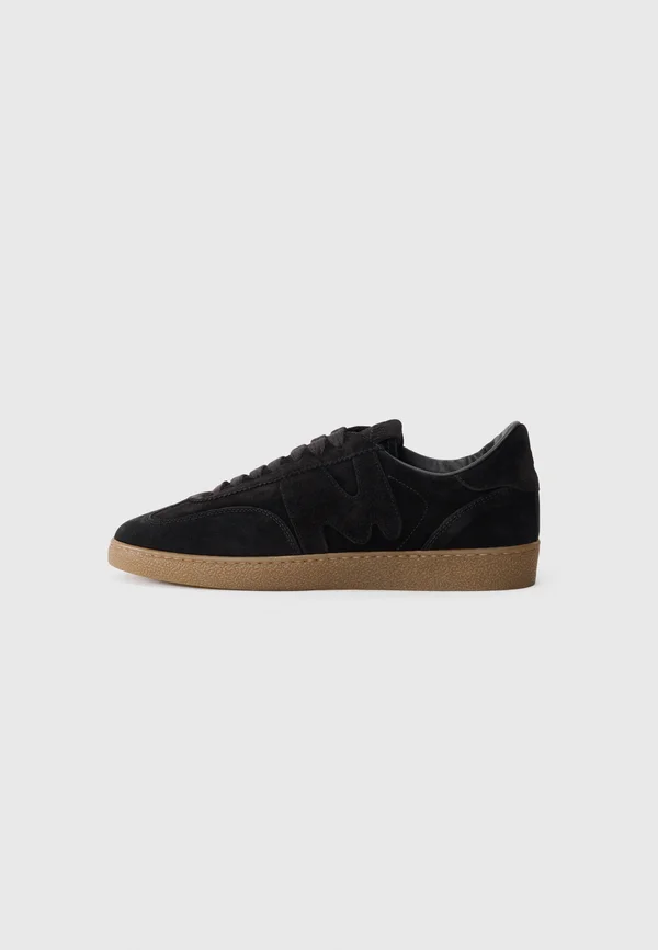Trainers - black
