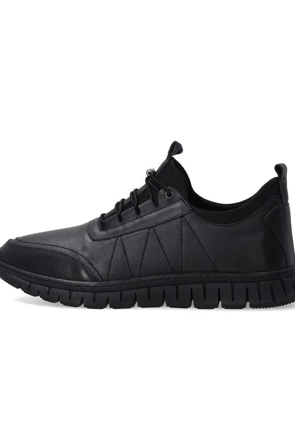 Trainers - black