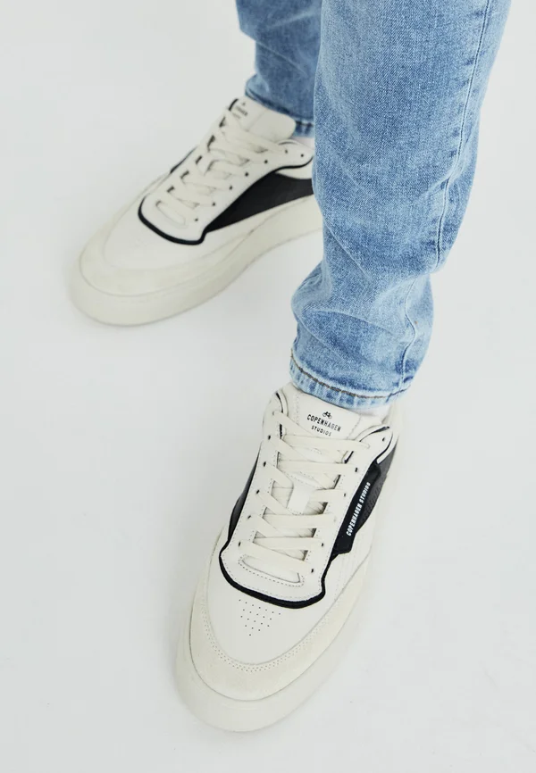 Trainers - cream/black