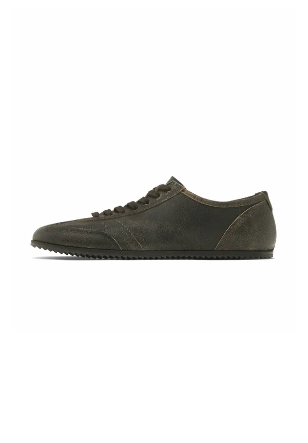 Trainers - dark brown