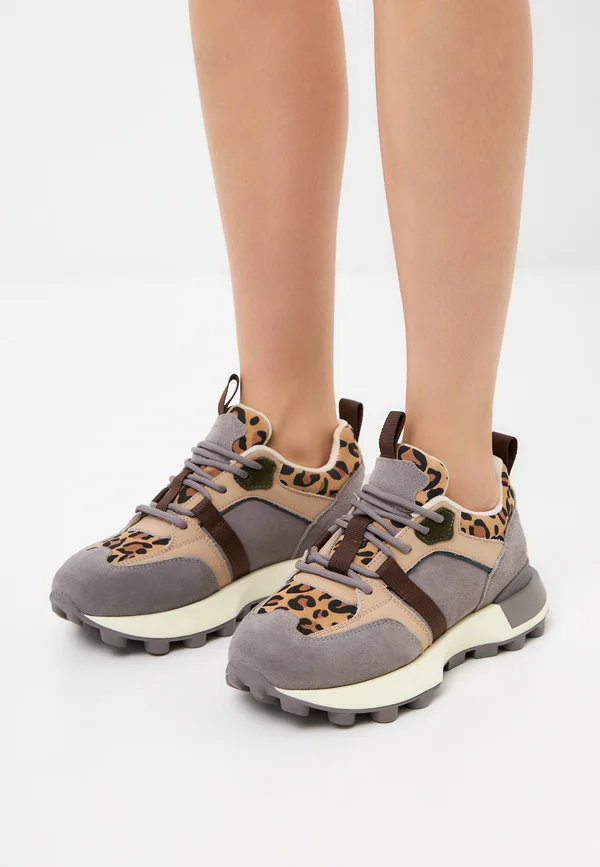 Trainers - grey