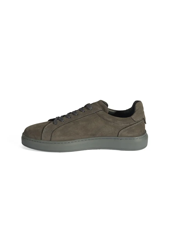 Trainers - light brown