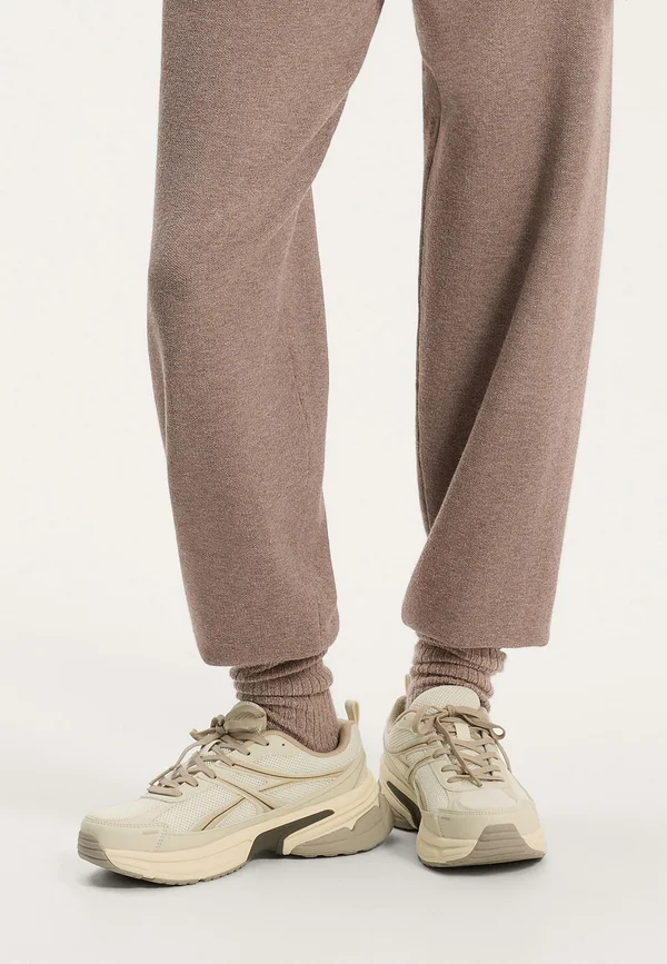 Trainers - light brown