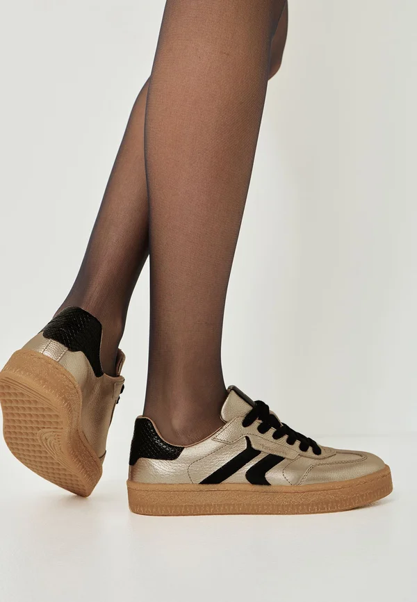 Trainers - lt gold comb