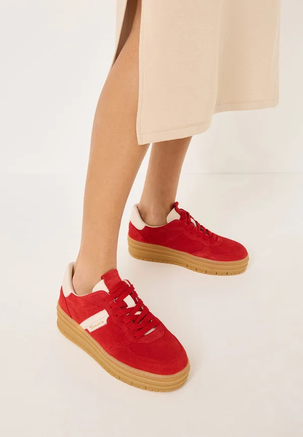 Trainers - red comb