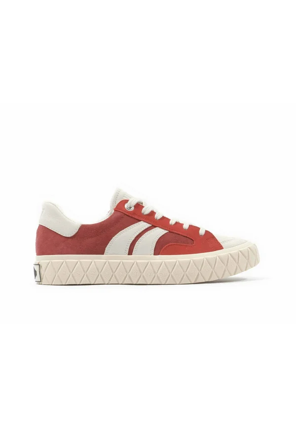 Trainers - red