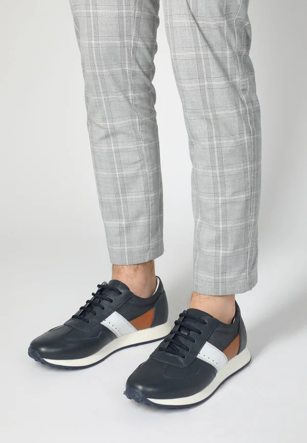 Trainers - royal blue