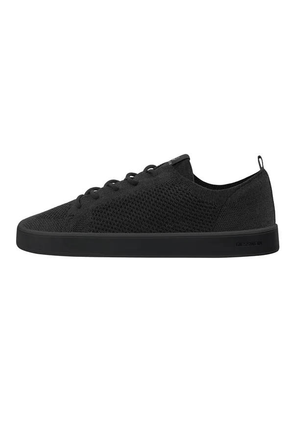 Trainers - solid black