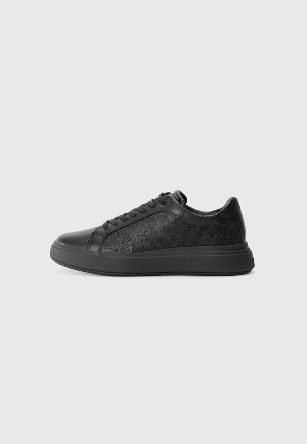 Trainers - triple black